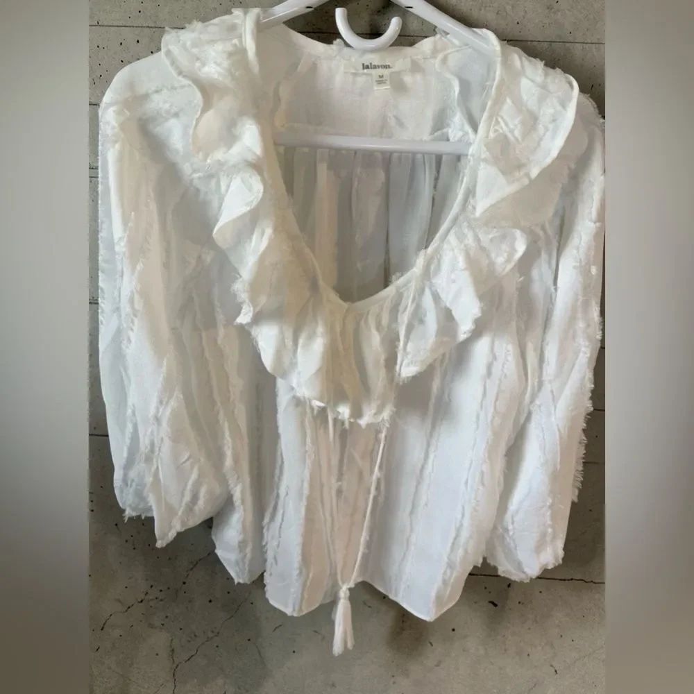 La Lavon White Ruffled Women's Top. Size Medium.